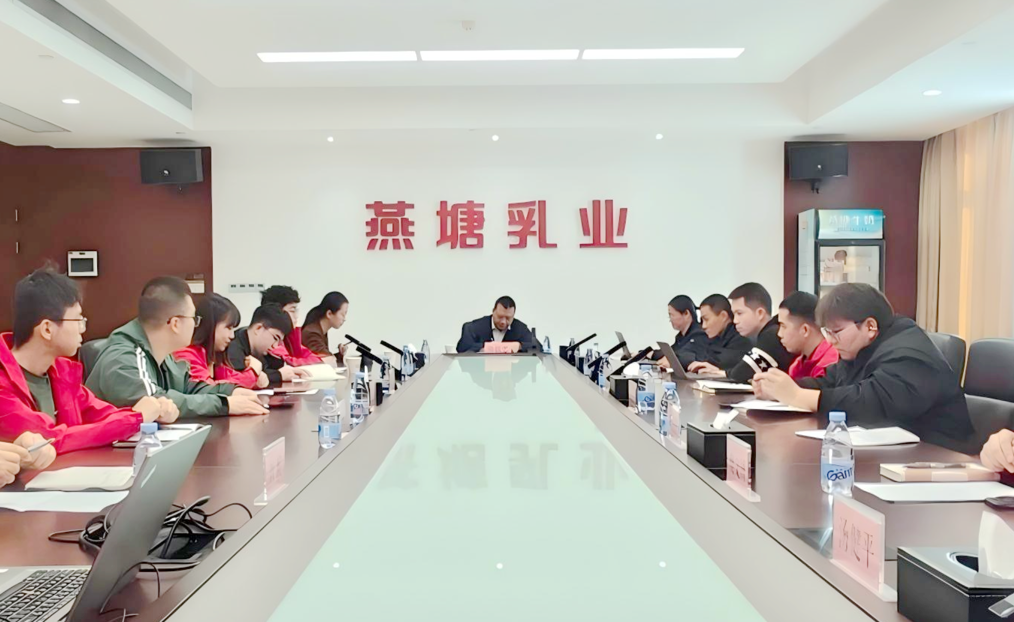 燕塘乳业公司召开青年座谈会
